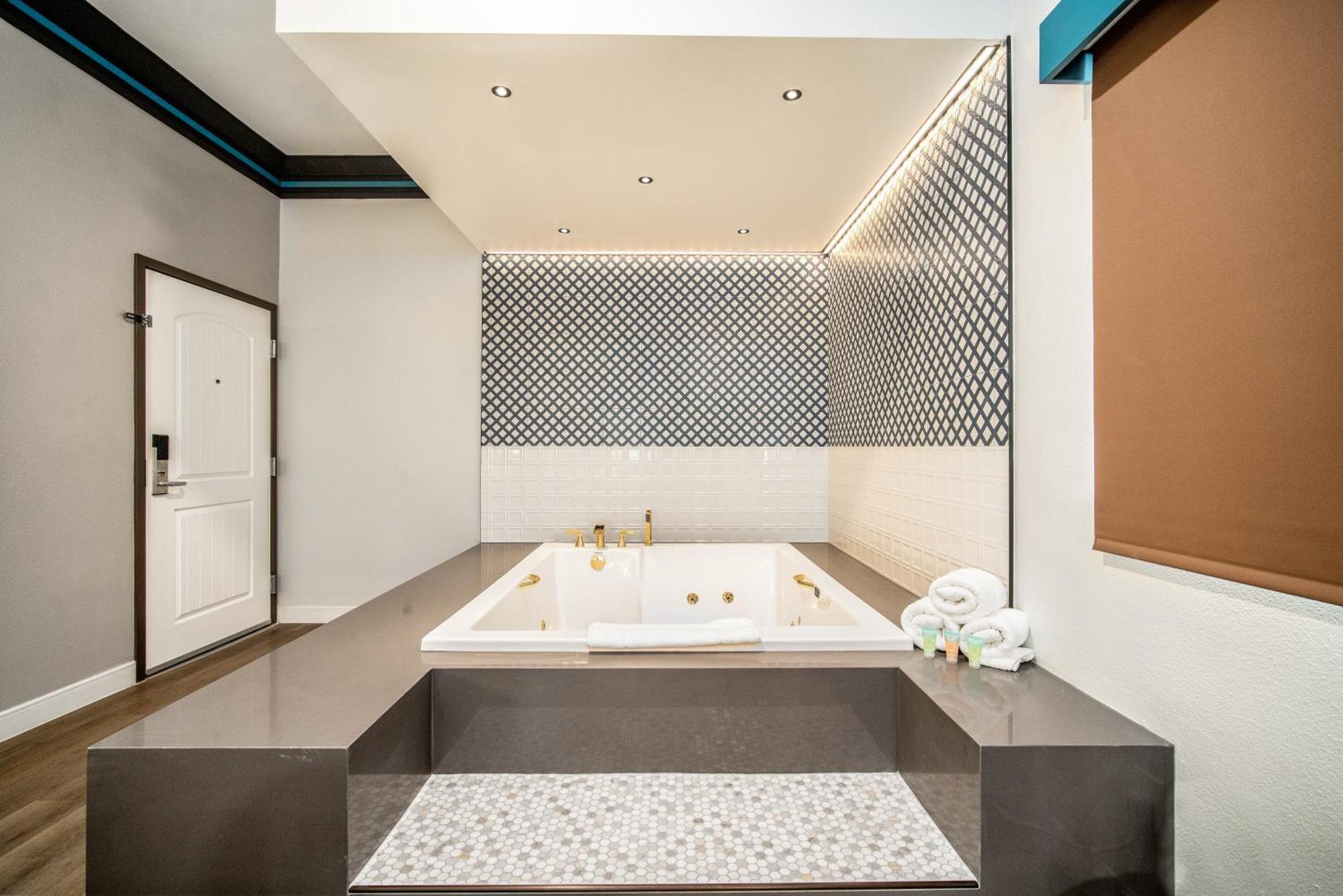 Aspire Inn Studios & Spas Bellflower Exteriör bild